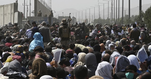 La Nación / Afganistán: estiman imposible evacuar a tiempo a todo el personal afgano