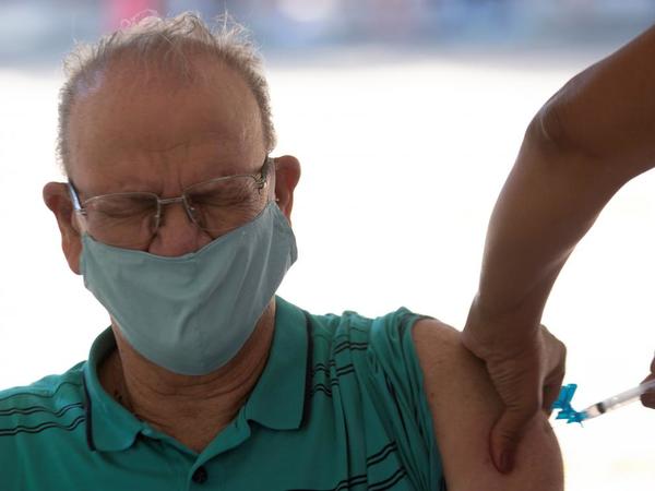 ¿Cómo burló los controles? Hombre se vacunó 5 veces contra el Covid-19 en Brasil