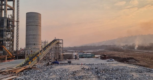 La Nación / Cecon logró controlar el incendio en la zona aledaña a la planta