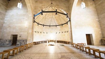 Roban una cruz de la iglesia del milagro de los panes y los peces en Israel