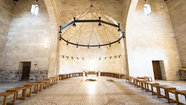 Roban una cruz de la iglesia del milagro de los panes y los peces en Israel