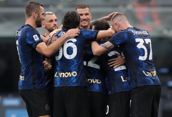 Inter de Milán comienza la defensa del 'Scudetto' goleando al Genoa