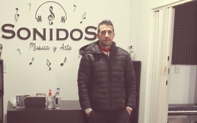 Crónica / JUAN PABLO RAPONI ¡Abrió una escuela de música!