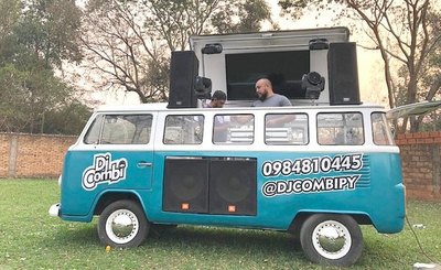 Crónica / ¡Convirtió su Kombi en una discoteca andante!