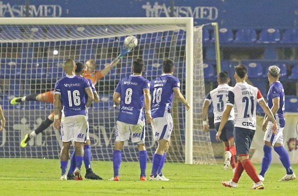 Crónica / DESPERTÓ Y GOLPEÓ