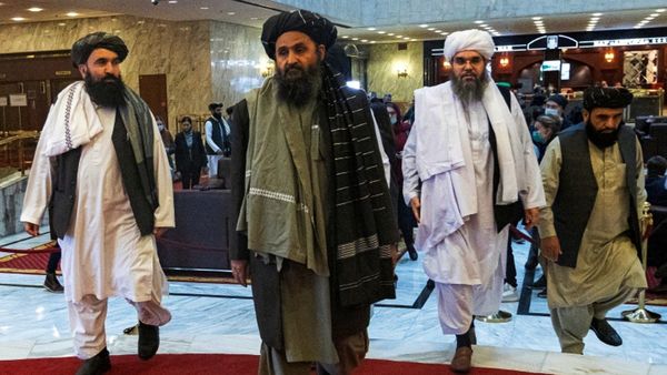 Talibanes consultan para formar Gobierno en Afganistán
