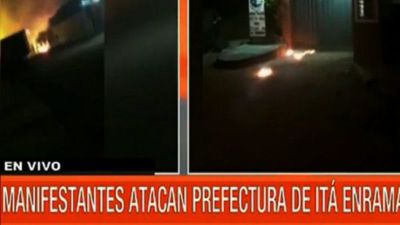 Una turba ataca con bombas molotov a la Prefectura Naval