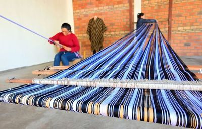 Poncho de 60 listas: el arte de hilar el folclore - ABC Revista - ABC Color