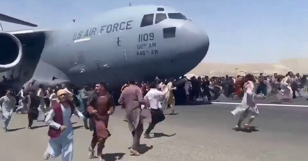 La Nación / Una afgana da a luz durante un vuelo de evacuación