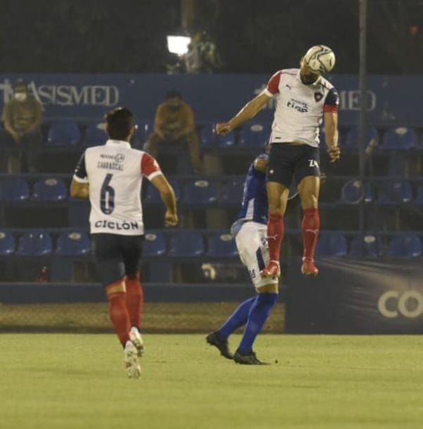 Incómodos en el primer tiempo, cambio se sistema en el segundo - Cerro Porteño - ABC Color