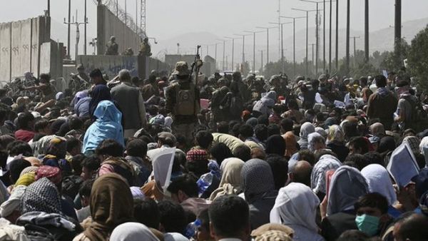 Siete muertos en el caos del aeropuerto de Kabul en medio de la huida de Afganistán