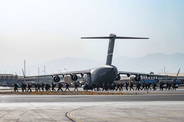 Una mujer afgana dio a luz a bordo de un avión de evacuación de Estados Unidos