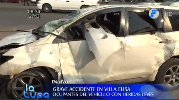 Aparatoso accidente de vehículo deja daños materiales en Villa Elisa