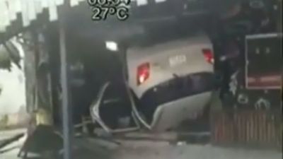 Perdió el control de su vehículo y chocó contra un negocio
