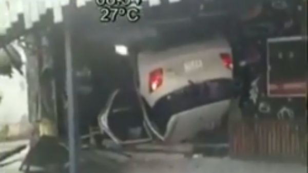 Perdió el control de su vehículo y chocó contra un negocio