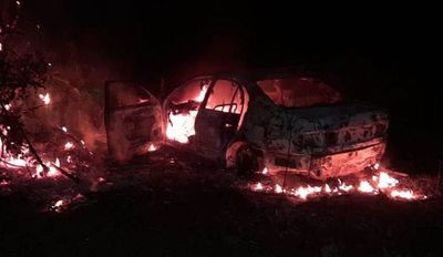 Automóvil se incendió por completo en terreno baldío - ABC en el Este - ABC Color