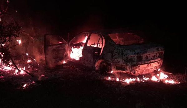 Automóvil se incendió por completo en terreno baldío - ABC en el Este - ABC Color