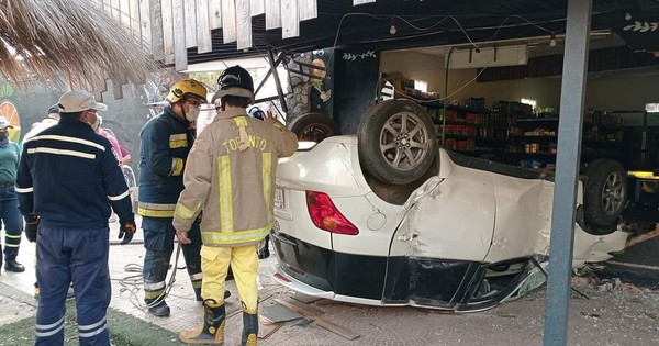 La Nación / Grave accidente en Villa Elisa: ocupantes del vehículo salieron ilesos y prueba de alcotest dio positivo