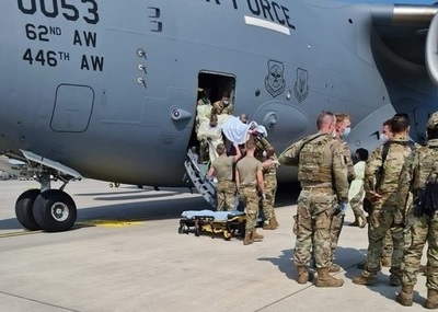 Una mujer afgana dio a luz a bordo de un avión de evacuación de Estados Unidos