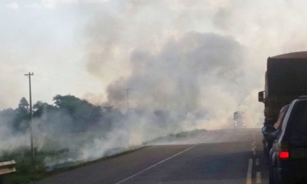 Humareda, pérdida de control de vehículo y vuelco: tres muertos y un herido