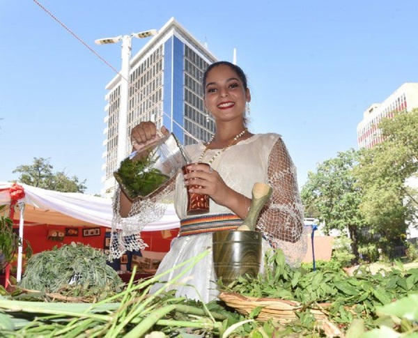 Primera Dama de Paraguay invita a sentir orgullo por nuestra herencia cultural en el Día del Folclore