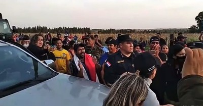 La Nación / Denuncian asistencia del Gobierno a invasores en la zona de Itakyry