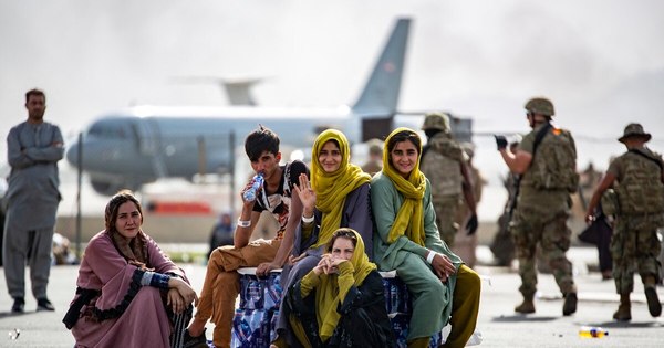La Nación / EEUU ordena a aerolíneas comerciales asistir en evacuación de afganos