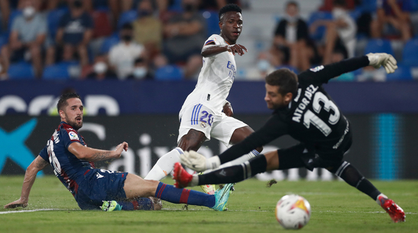 Vinicius salva al Real Madrid