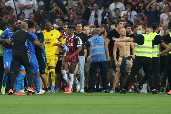 ¡Bochornoso! Interrumpido el Niza-Marsella por invasión de campo de aficionados