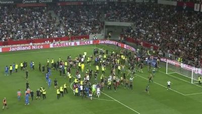 Escándalo en Francia: Hinchas de Niza entraron al campo y agredieron a jugadores de Marsella