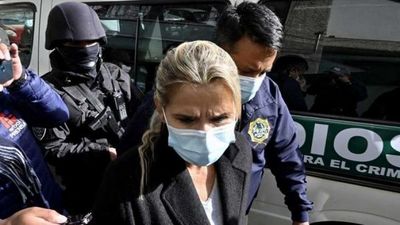 El Gobierno boliviano permite que un familiar acompañe a Áñez en su celda por las noches