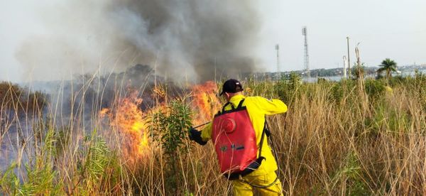 Cuatro incendios durante una jornada de calor y vientos - Nacionales - ABC Color