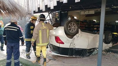 Crónica / Quedó ruedas arriba en un local