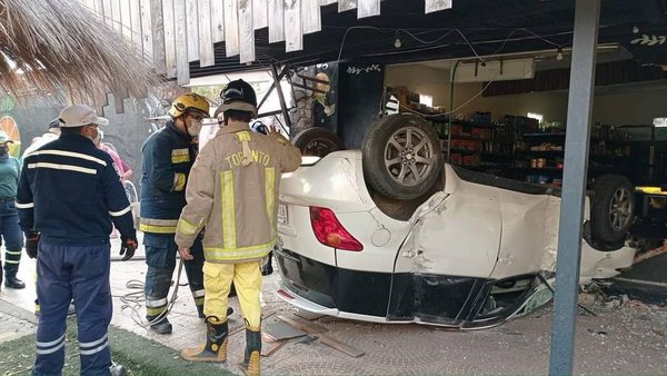 Crónica / Quedó ruedas arriba en un local