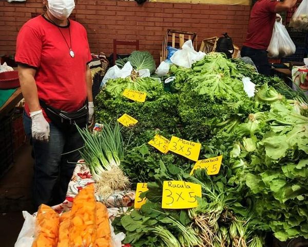 FERIANTES AGUARDAN A COMPRISTAS CON SUFICIENTES PRODUCTOS