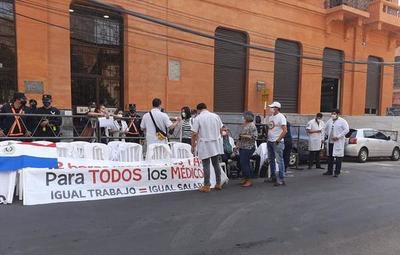 Salud: con el fin de obtener un aumento en el presupuesto, médicos se movilizan este lunes