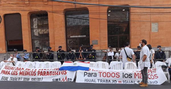 Médicos se movilizarán a nivel país para exigir aumento del presupuesto de Salud