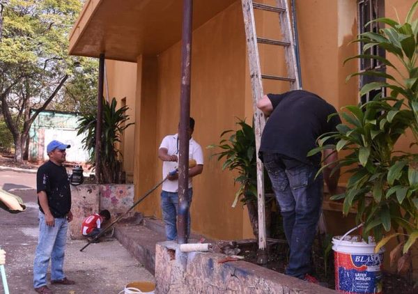 “Tiki” y equipo pintan escuela en Franco