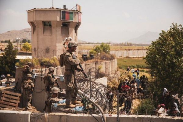 Siete muertos en el caos cerca del aeropuerto de Kabul, Afganistán