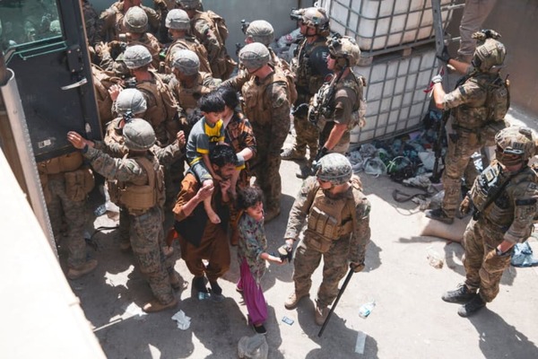 Talibanes amenazan con “consecuencias” si Estados Unidos retrasa su salida del país | .::Agencia IP::.