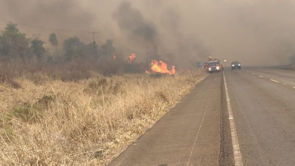 Fuego en parque Cerro Corá no da tregua y sigue avanzando