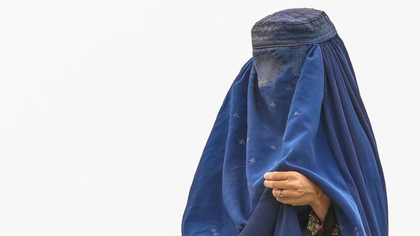 Mujeres afganas desafían a los talibanes exigiendo sus derechos | El Independiente