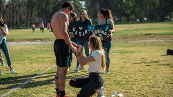 Pidió matrimonio a su novio en un partido de fútbol