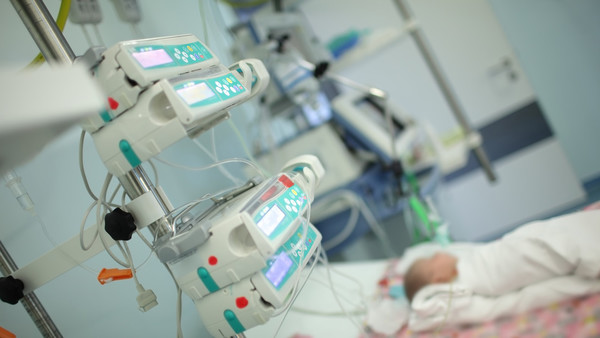 Un bebé declarado muerto al nacer da positivo para covid-19 en Francia - ADN Digital