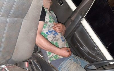 Borracho al volante derriba casilla y se queda a dormir en su automóvil - La Clave