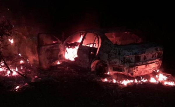 Llamativo incendio de vehículo en un patio baldío de Pdte. Franco