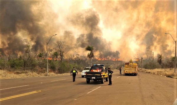Gobierno, con apoyo de bomberos voluntarios, combate por quinto día consecutivo el incendio en Parque Cerro Corá | .::Agencia IP::.