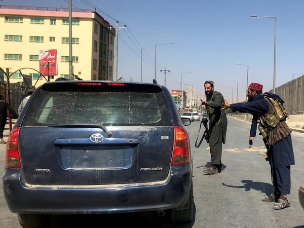 Hombres también son sancionados: Talibanes apalearon a un grupo de amigos por usar jeans