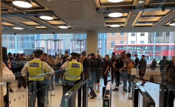 Diario HOY | Manifestantes antivacunas irrumpen en sede de canales televisivos en Londres