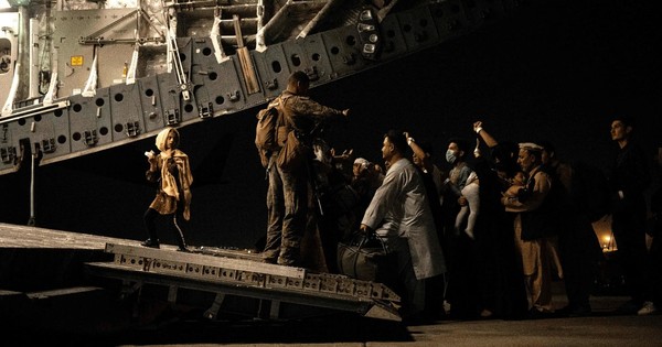 La Nación / “Habrá consecuencias”, advierten los talibanes si EEUU prolonga la evacuación